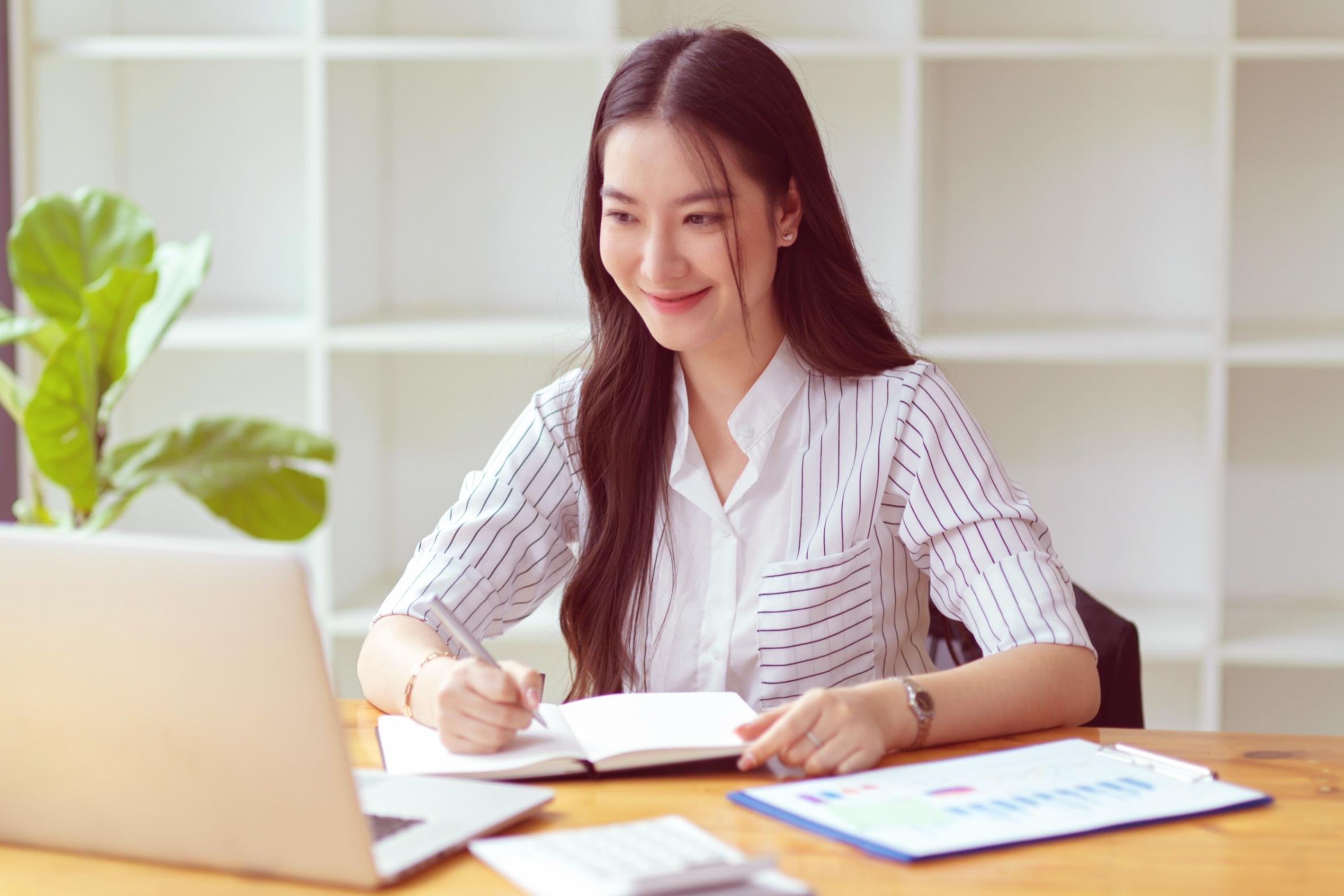 Team arbeitet an digitalen Lernmaterialien